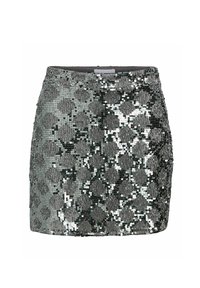 Minijupe gris métallique recouverte de paillettes brillantes, présentant un motif géométrique et une silhouette ajustée. Texture lisse avec une taille.