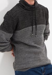 Gebreide pullover in verschillende grijstinten, met een hoge kraag, trekkoord, gestructureerd patroon en geribde manchetten.