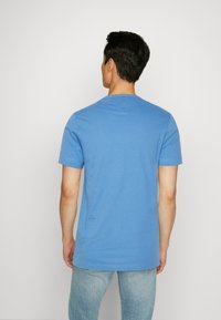 Tommy Hilfiger NEW YORK TEE - Trükipildiga T-särk - sky cloud