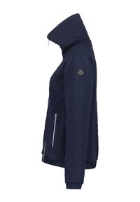 Veste matelassée bleu marine avec un col haut, présentant un motif géométrique, deux poches zippées et un accent logo sur la manche.