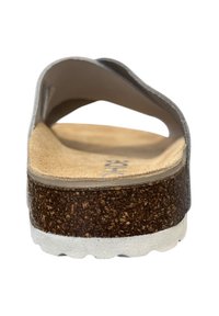 Cork voetbed slipper met een grijze synthetische bovenkant, contourvorm en een witte rubberen outsol met een gestructureerde grip.