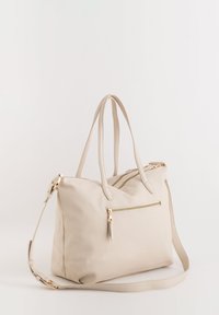 Beige syntetisk læder tote bag med dobbelte håndtag og aftagelig skulderrem. Har en frontlomme med lynlås og en subtil tekstureret finish.
