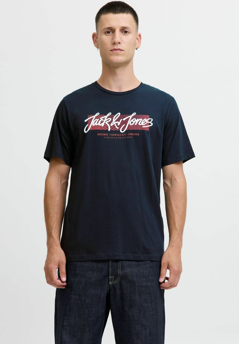 Navyblauw katoenen t-shirt met een witte en rode grafische print, ronde hals, korte mouwen en een relaxte pasvorm. Details omvatten de merknaam.