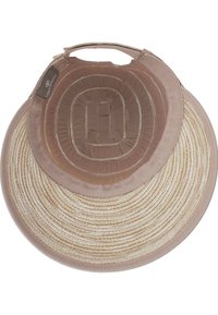 Apvalus šiaudinė skrybėlė, kuri yra šviesiai rudos ir rudos spalvų paletės, su plačiu kraštu, austine tekstūra ir audinio juosta viršuje.