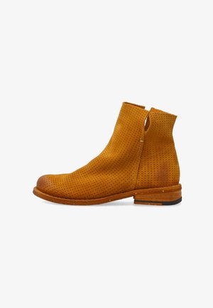 Heller perforierter Leder-Stiefelette mit niedrigem gestapeltem Holzabsatz und seitlicher Aussparung für einfaches An- und Ausziehen.