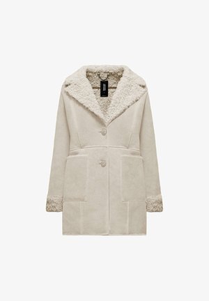 Abrigo de longitud media color crema con cuello y puños de borreguillo texturizado, dos botones delanteros y grandes bolsillos frontales.