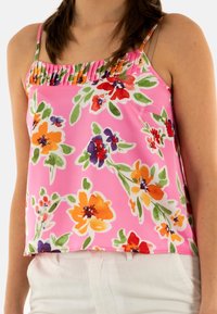 Camisola floral con fondo rosa, que presenta flores vibrantes en tonos naranja, rojo y púrpura. Escote plisado y tirantes finos. Tejido ligero.