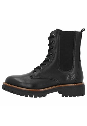 Bottine en cuir noir avec un panneau élastique texturé, bout rond et couture ton sur ton. Semelle en caoutchouc épaisse avec un motif à crampons pour une meilleure adhérence.