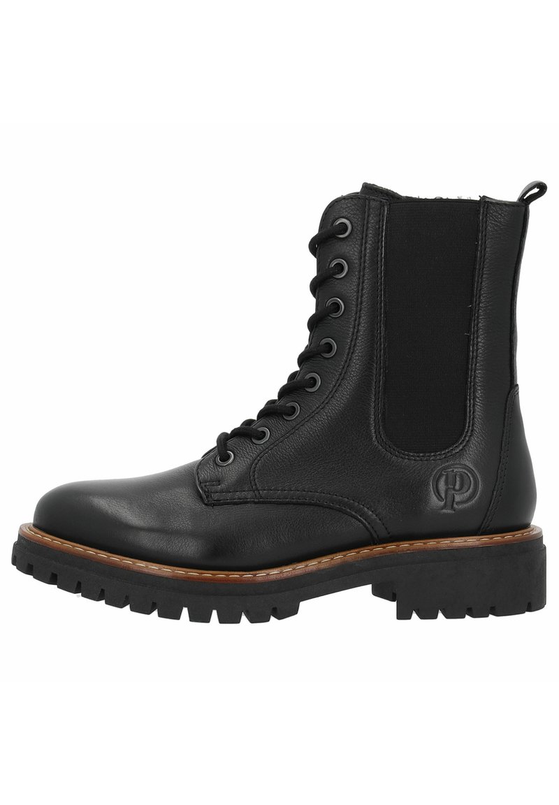 Stivaletto in pelle nera con un pannello elastico testurizzato, punta rotonda e cuciture tono su tono. Suola in gomma spessa con un motivo scolpito per una maggiore trazione.