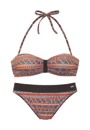 Bikini-Set mit orangefarbenen, schwarzen und weißen geometrischen und floralen Mustern; Bandeau-Oberteil mit Neckholder; passende Low-Rise-Unterteile mit schwarzem Bund.
