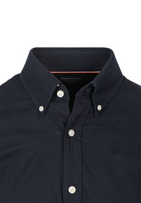 Marineblauwe overhemd met knopen en een klassieke kraag, voorzien van witte knopen en een oranje accent op de binnenkant van de kraag voor contrast.