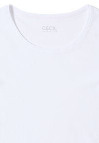Hvid T-shirt med rund hals fremstillet af blød stof. Har subtil branding i grå ved halsudskæringen. Glat tekstur uden synlige mønstre.