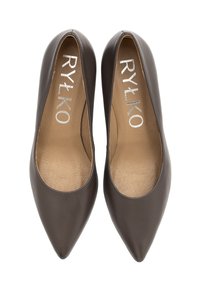 Par temno rjavih pointed-toe usnjenih balerink za ženske s svetlo rjavimi notranjostmi in srebrnim označevanjem "RYŁKO" znotraj vsakega čevlja.