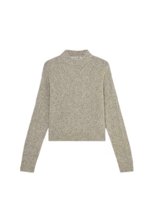 Hellgrauer, kurz geschnittener Pullover mit hohem Kragen, langen Ärmeln und Fischgrätmuster. Hergestellt aus einem weichen, gestrickten Material.