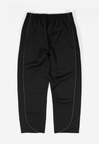 Črne atletske hlače z elastičnim pasom in odsevnimi trakovi ob straneh ter na spodnjem delu nogavic, razprostrte na beli podlagi.