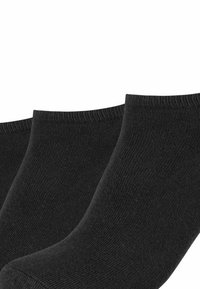 Tre paia di calzini neri alla caviglia realizzati in cotone a costine. Presentano una texture liscia e un elastico nella parte superiore per una vestibilità sicura.