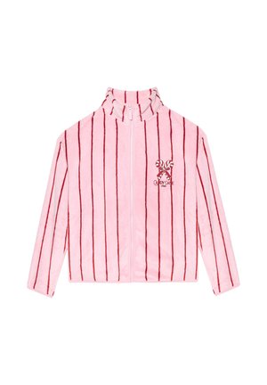 Rosa Fleecejacke mit Reißverschluss, vertikalen roten Streifen und gestickten gekreuzten Zuckerstangen sowie dem Text "Candy Cane Club" auf der Brust.
