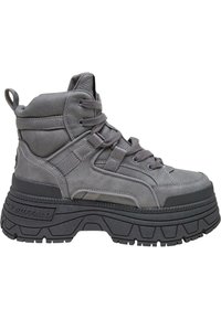 Sneakers alte chunky grigie realizzate in materiale testurizzato, con colletto imbottito, chiusura con lacci e suola in gomma nera resistente.