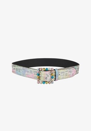 Cinturón ajustable hecho de material de patrón iridiscente. Presenta una hebilla de joyas multicolores con un diseño cuadrado. Plano, 3 cm de ancho.