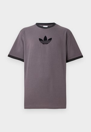 Szara bawełniana koszulka z czarnym ribbowanym dekoltem i mankietami, z przedstawionym na środku czarnym logo Adidas na piersi.
