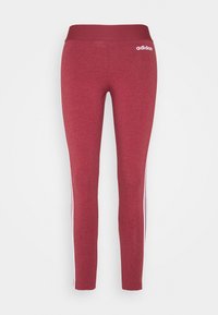 Punaiset urheiluleggingsit, joissa on leveä vyötärönauha, valkoiset sivuraidat ja "adidas"-logo valkoisena vasemmassa lantiossa.