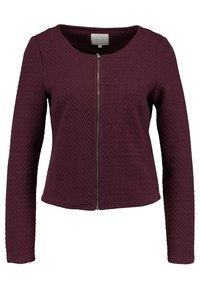 Burgundy stickad jacka med rund hals, dragkedjestängning och långa ärmar. Texturerat mönster genom hela tyget. Avslappnad design.