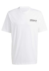 Camiseta de algodón blanca con mangas cortas, cuello redondo y logo negro "adidas ADVENTURE" impreso en la zona izquierda del pecho.