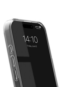 Smartphone avec une coque transparente, affichant un écran noir avec l'heure et la date. Boutons latéraux visibles; design mince et rectangulaire avec des coins arrondis.