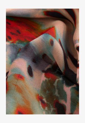 Zīda audums ar krāsainu abstraktu rakstu, kurā ir sarkani, zaļi un zili toņi. Tekstūra ir gluda un nedaudz spīdīga.