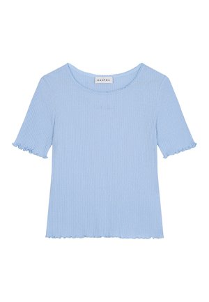 Top azul claro acanalado de manga corta con bordes ondulados en las mangas y el dobladillo, escote redondo y etiqueta "OH APRIL" en el interior del cuello.