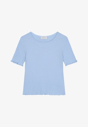 Haut bleu clair côtelé à manches courtes avec bords festonnés aux manches et à l'ourlet, encolure ronde, et étiquette "OH APRIL" à l'intérieur du col.
