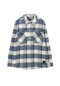 Camicia di flanella con motivo a quadri blu e bianchi, dotata di due tasche sul petto, colletto a punta e chiusura con bottoni. Tessuto morbido e testurizzato.