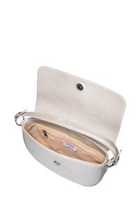 Borsa a tracolla argentata chiara realizzata in pelle testurizzata, con chiusura a patta, tracolla singola e un ampio interno beige con una tasca con zip.