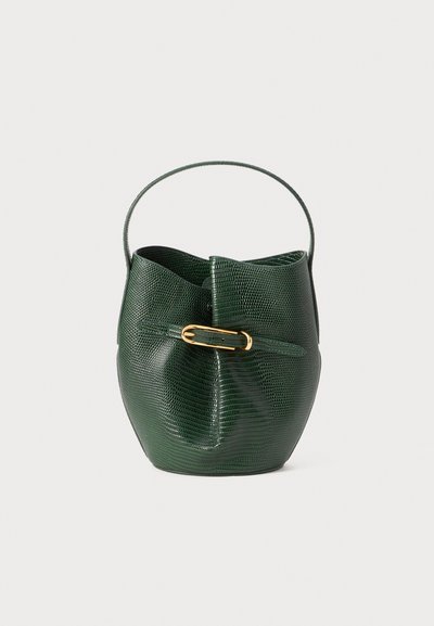 Dunkelgrüne texturierte Leder-Eimer-Tasche mit goldenen Schnallenakzenten und einem einzelnen Henkel auf einem schlichten Hintergrund.