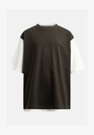 Camiseta de gran tamaño con un cuerpo de un verde oliva oscuro y mangas cortas blancas, confeccionada en algodón, con cuello redondo y dobladillo estándar.