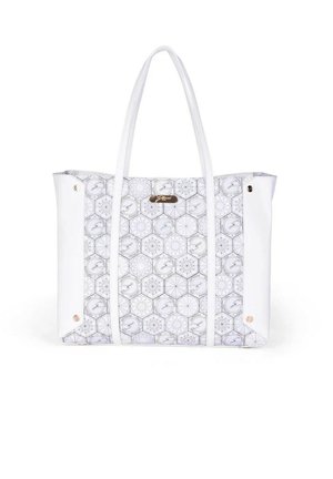 Biała torba na ramię z geometrycznymi wzorami w kształcie sześciokątów i plakietkami z logo, wyposażona w dwa długie uchwyty oraz białe, jednolite boczne panele.