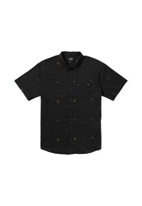 Camisa de manga corta negra de algodón, con un patrón geométrico en naranja que cubre toda la prenda, un cierre frontal con botones y un bolsillo en el pecho.