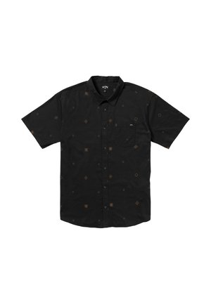 Chemise noire à manches courtes en coton, ornée d'un motif géométrique orange sur l'ensemble, avec un devant à boutons et une poche poitrine.