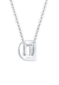 Sølv vedhæng halskæde med et stiliseret 'D'-design og to runde accenter, hængende fra en delikat kæde. Markeret '925' for sterling sølv.