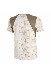 Camiseta de manga corta en color beige claro con patrones geométricos. El material tiene una textura suave y presenta paneles en color verde oliva en los hombros.