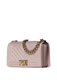 Sac à main en cuir matelassé rose clair avec un motif en chevron, une anse en chaîne dorée et un fermoir en métal arborant un logo. Forme carrée et texture lisse.