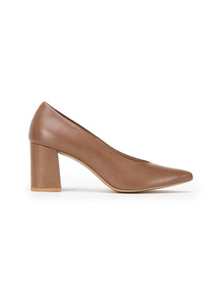 Zapato de tacón de mujer de cuero marrón con punta afilada y tacón grueso de altura media, mostrado de perfil sobre fondo blanco.