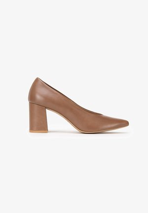 Zapato de tacón de mujer de cuero marrón con punta afilada y tacón grueso de altura media, mostrado de perfil sobre fondo blanco.