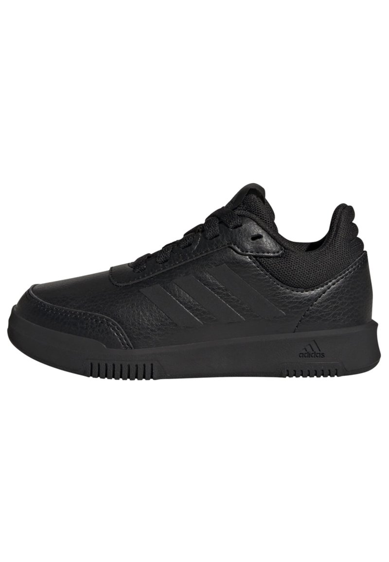 Chaussures de sport noires avec un dessus en cuir lisse et en mesh, dotées de trois bandes noires, d'un système de laçage et d'une semelle en caoutchouc texturé.