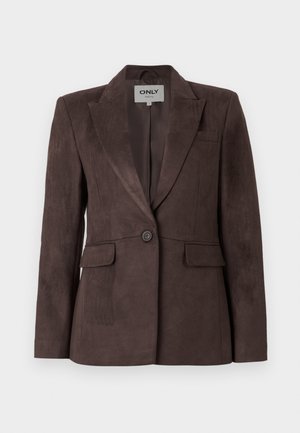 Bruine suede blazer met een notch-kraag, enkele knoopsluiting, twee voorzakken en een getailleerde pasvorm. Gladde textuur, minimalistisch ontwerp.