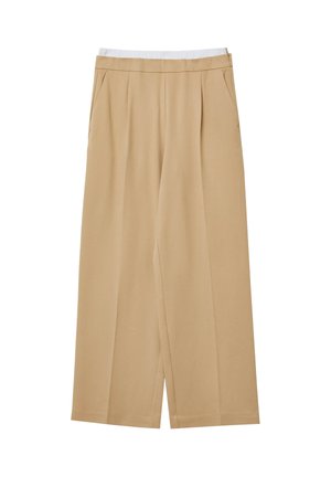 Pantalon large tan avec un devant plissé, doté de poches latérales et d'une ceinture élastique blanche. Tissu lisse avec une texture douce.