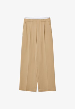 Beige weit geschnittene Hose mit gefaltetem Vorderteil, seitlichen Taschen und einem weißen elastischen Bund. Glattes Material mit weicher Textur.