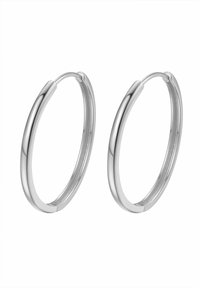 Pendientes de aro de plata con un acabado liso y pulido. Tienen forma circular y cuentan con una bisagra sutil para el cierre.