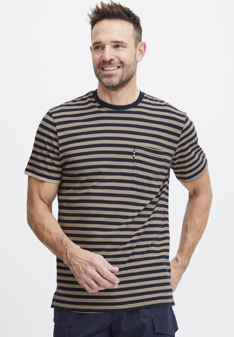 Gestreiftes Kurzarm-T-Shirt in Beige und Marineblau, mit einer Brusttasche und Rundhalsausschnitt. Hergestellt aus weichem Stoff mit lässiger Passform.