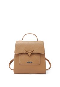 Zaino in pelle marrone chiaro con design trapuntato, accento triangolare sul risvolto e tracolla regolabile. Include una maniglia superiore per il trasporto.